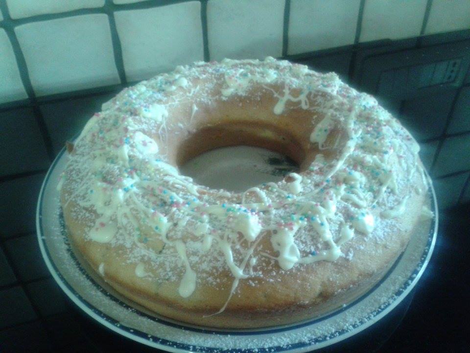 Ciambella con gocce di cioccolato bianco