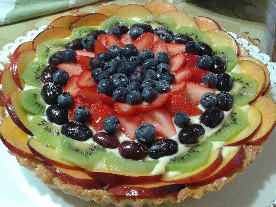 Crostata di frutta, con crema bianca e frolla morbida