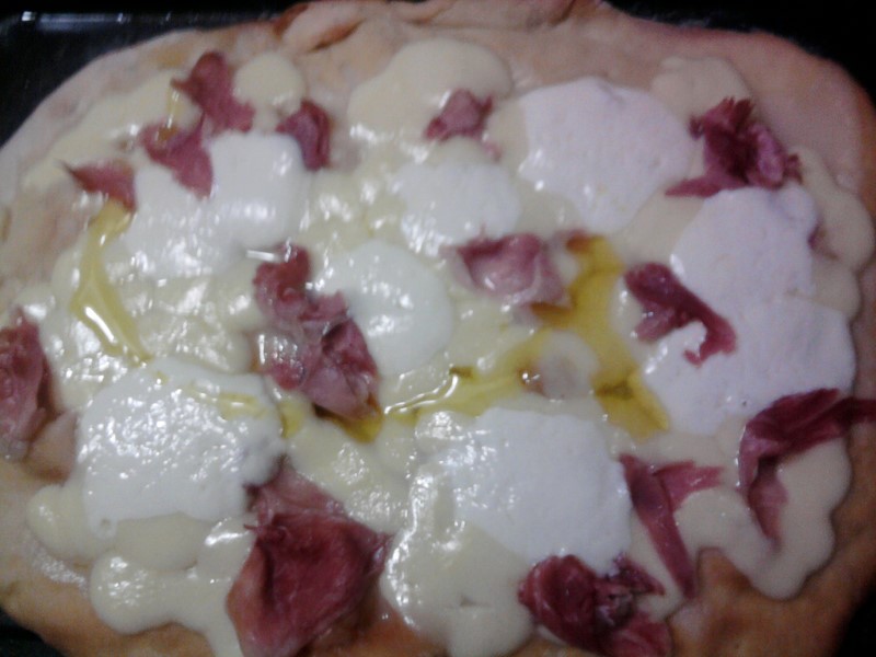 Pizza con prosciutto e mozzarella