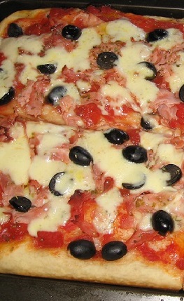 Pizza con mozzarella, prosciutto ed olive